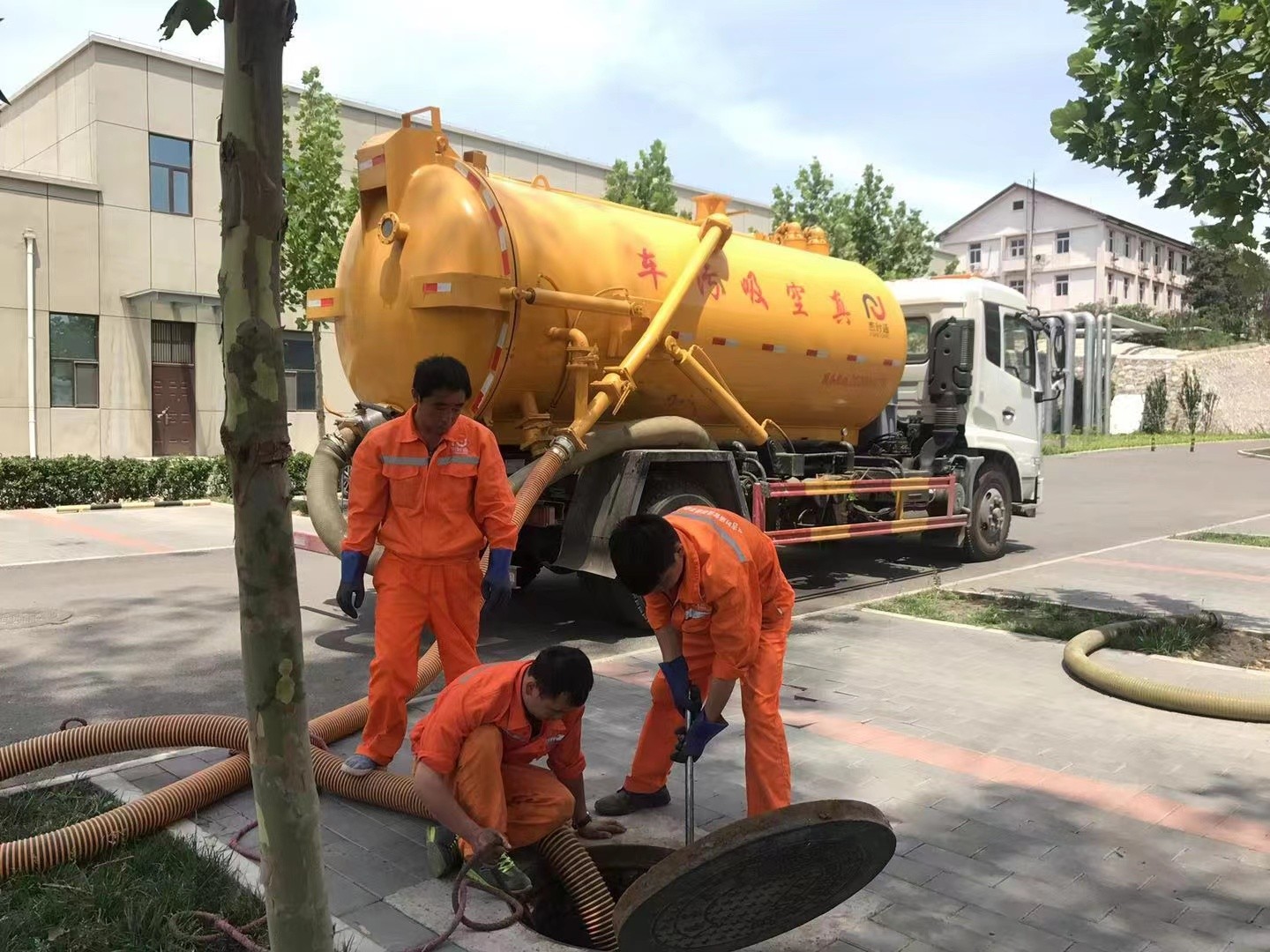 宁县管道疏通车停在窨井附近