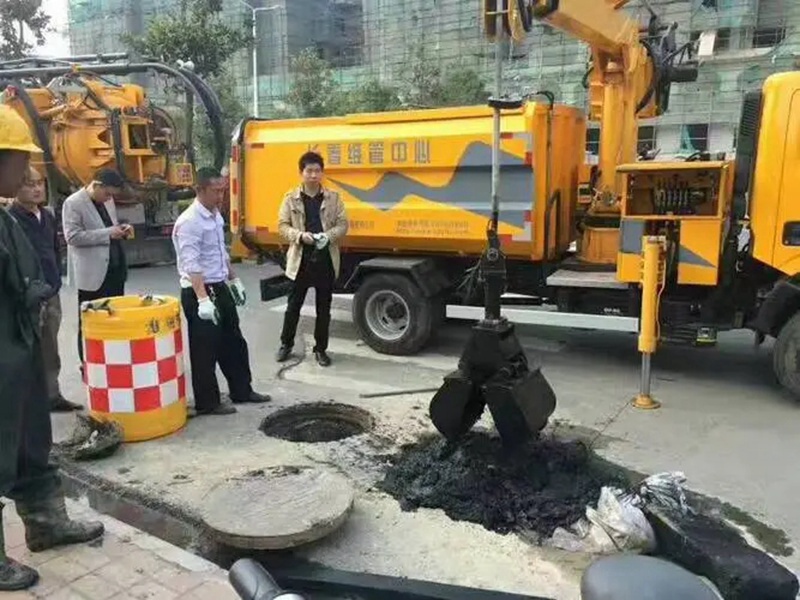 宁县街道：网格员化身“清道夫”，为民解忧疏通“堵心”化粪池