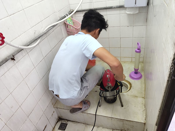 宁县肥皂掉到马桶里把马桶堵住了怎么办？马桶堵住了怎么办